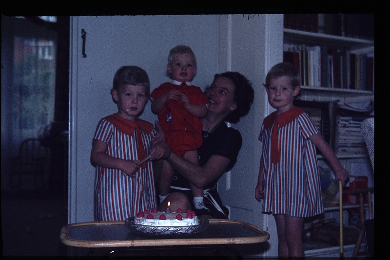 23.Delft aug 1966 Mama,Brigitte,Marion,Peter.JPG